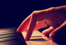 恶意犯规！王钰栋伤退 33岁老将遭全网批评 收了印尼的钱怎么回事？.：玩加电竞